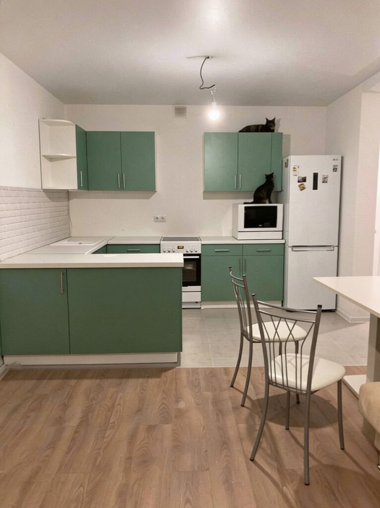 Современная кухня с мятными фасадами и лаконичным дизайном